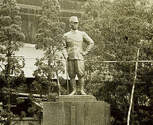創業者 中山悦治の銅像